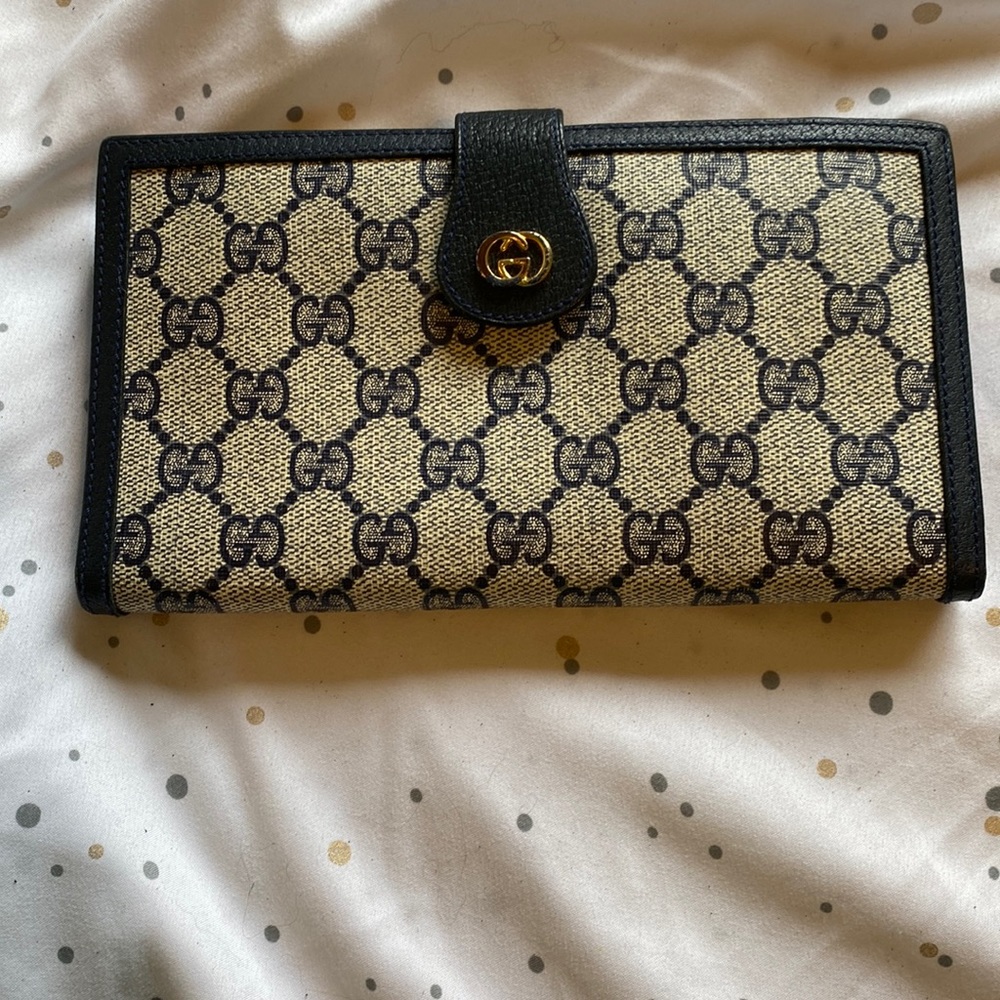 SALE!! Authentic GUCCI wallet. I’m the only owner!